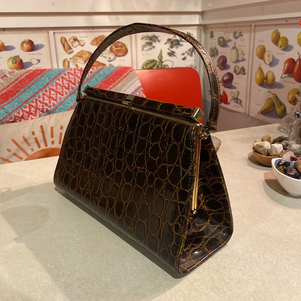 Vintage structure clasp bag